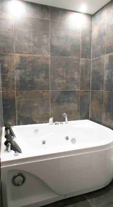 Loft De Courcaille - Balneo - Free Parking - Wifi Apartment Orleans Exterior photo